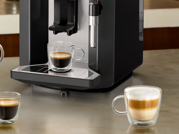 Machine à café sensation avec des tasses de café ainsi qu'un gros plan sur le récolte goutte