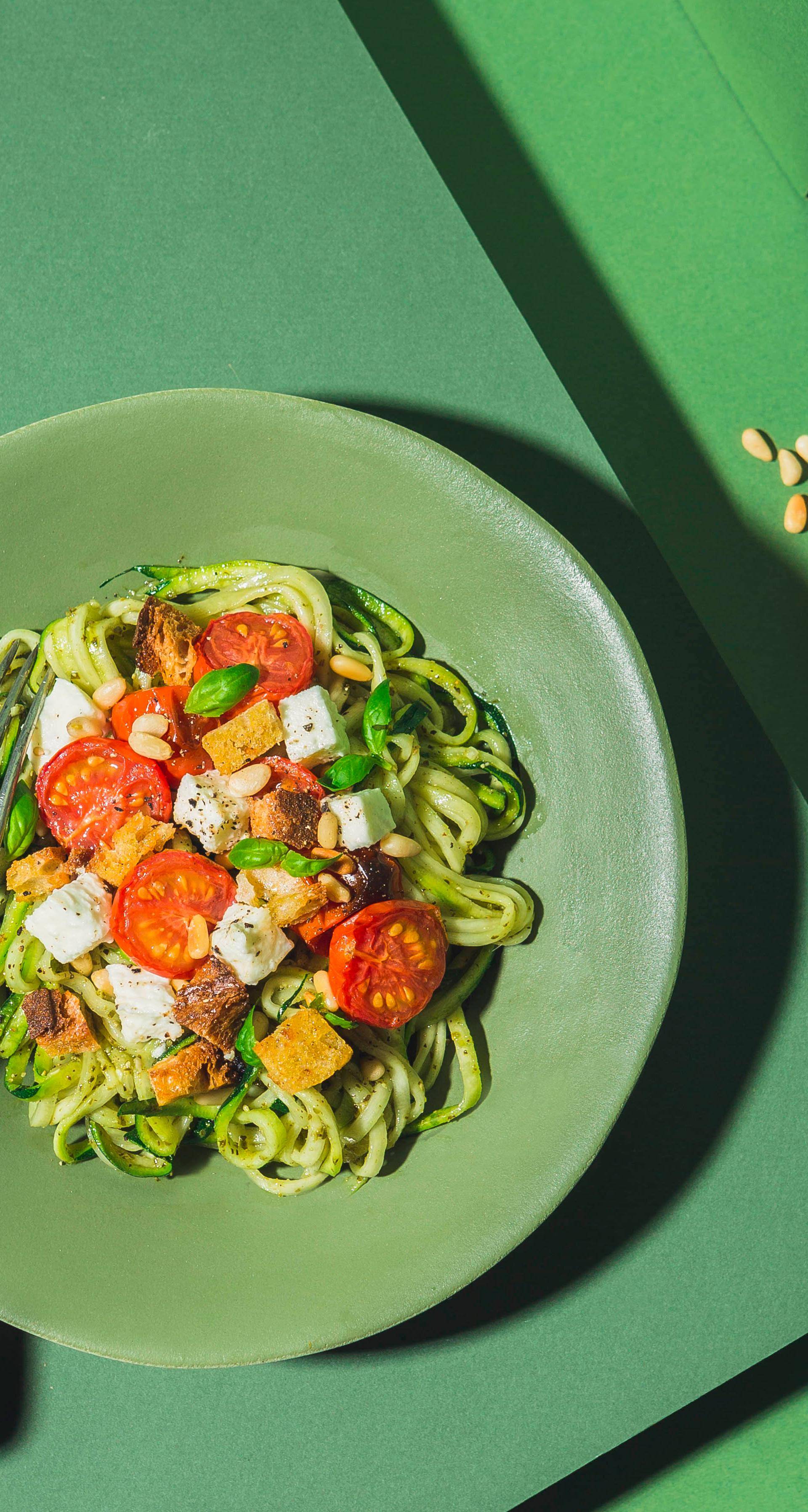 Spaghetti de courgettes au pesto, tomates rôties, mozzarella et croûtons - Recette Poêles et Casseroles | Tefal