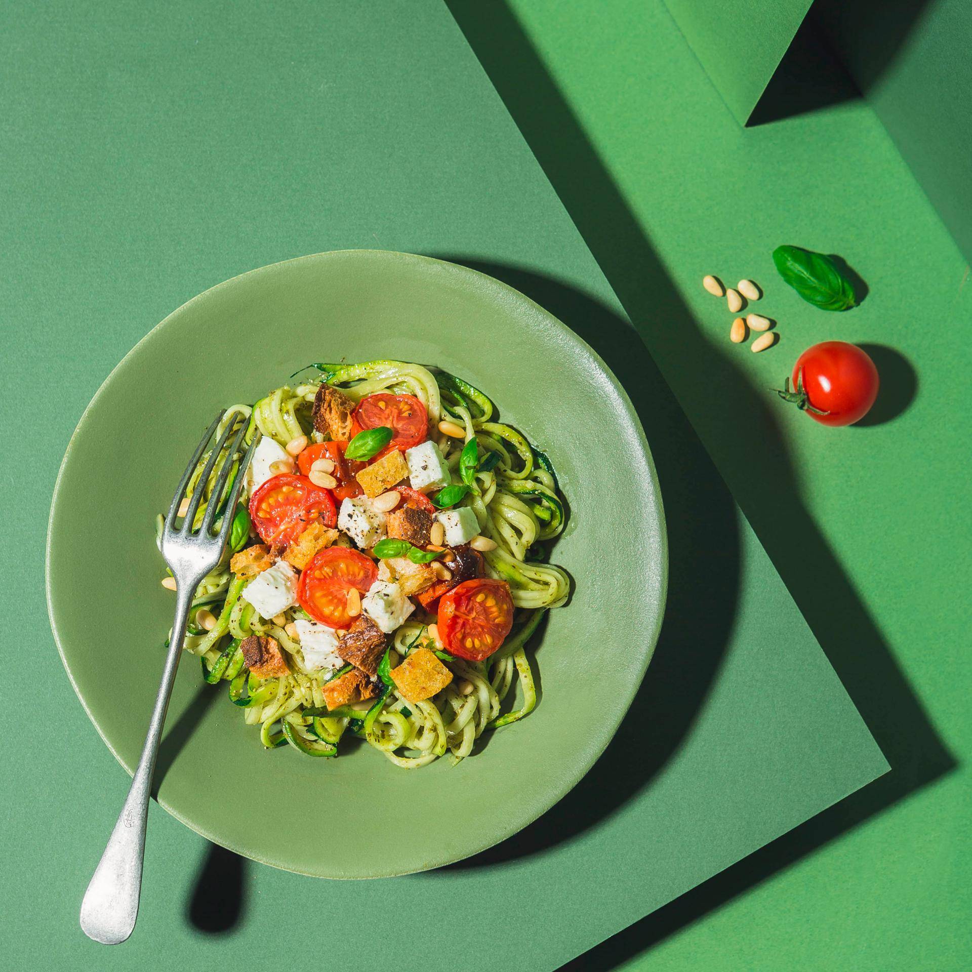 Spaghetti de courgettes au pesto, tomates rôties, mozzarella et croûtons - Recepten Poêles et Casseroles | Tefal
