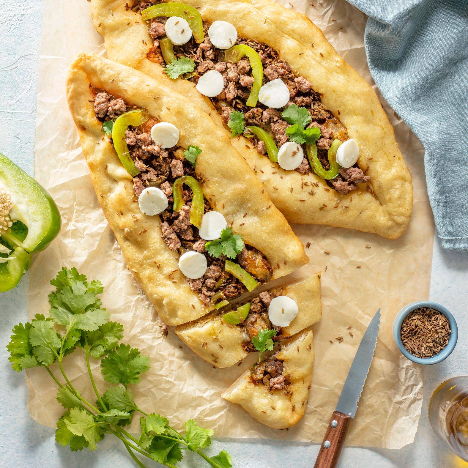 Pide turque mozzarella, bœuf haché et cumin - Recette Cake Factory Infinity | Tefal
