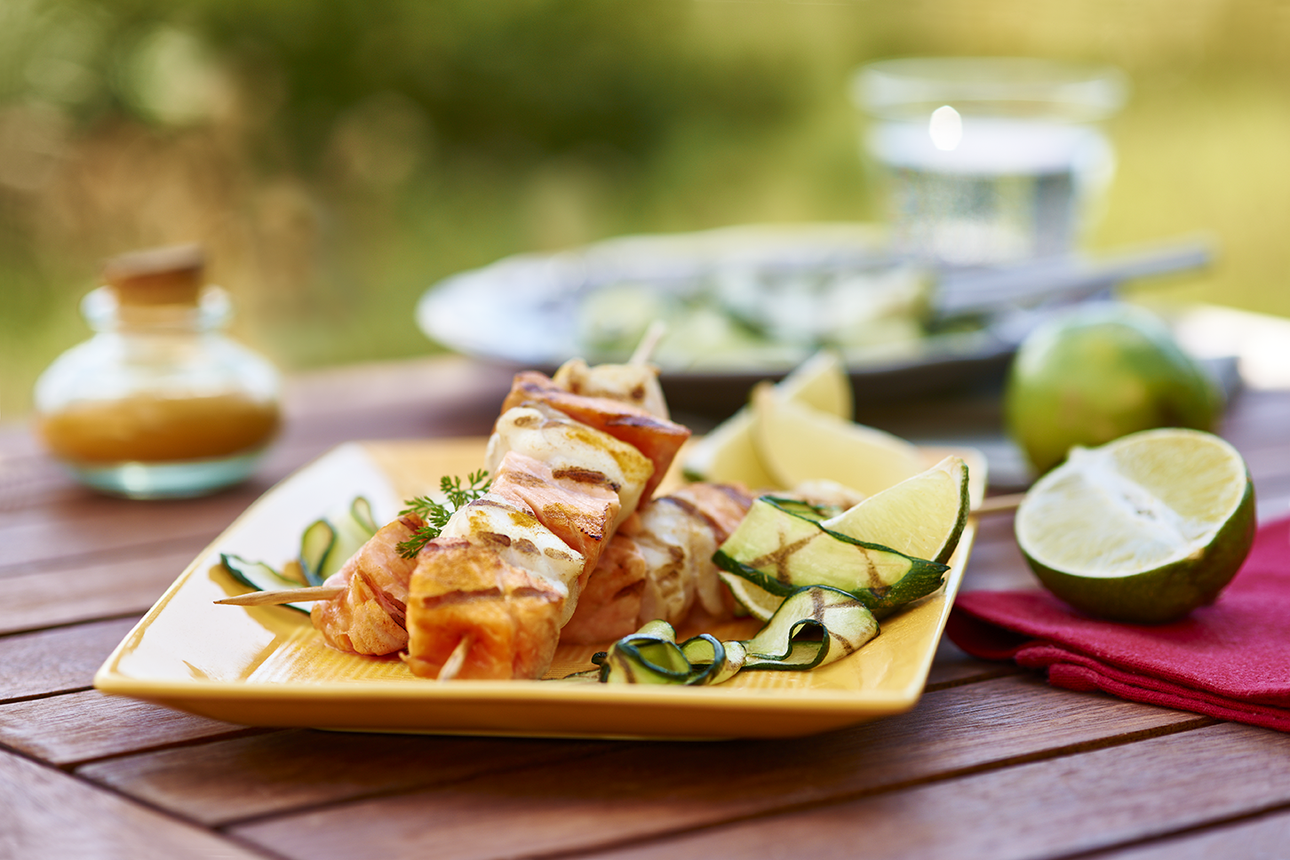 Brochettes de lotte et de saumon marinées - Recepten Barbecue et planchas | Tefal