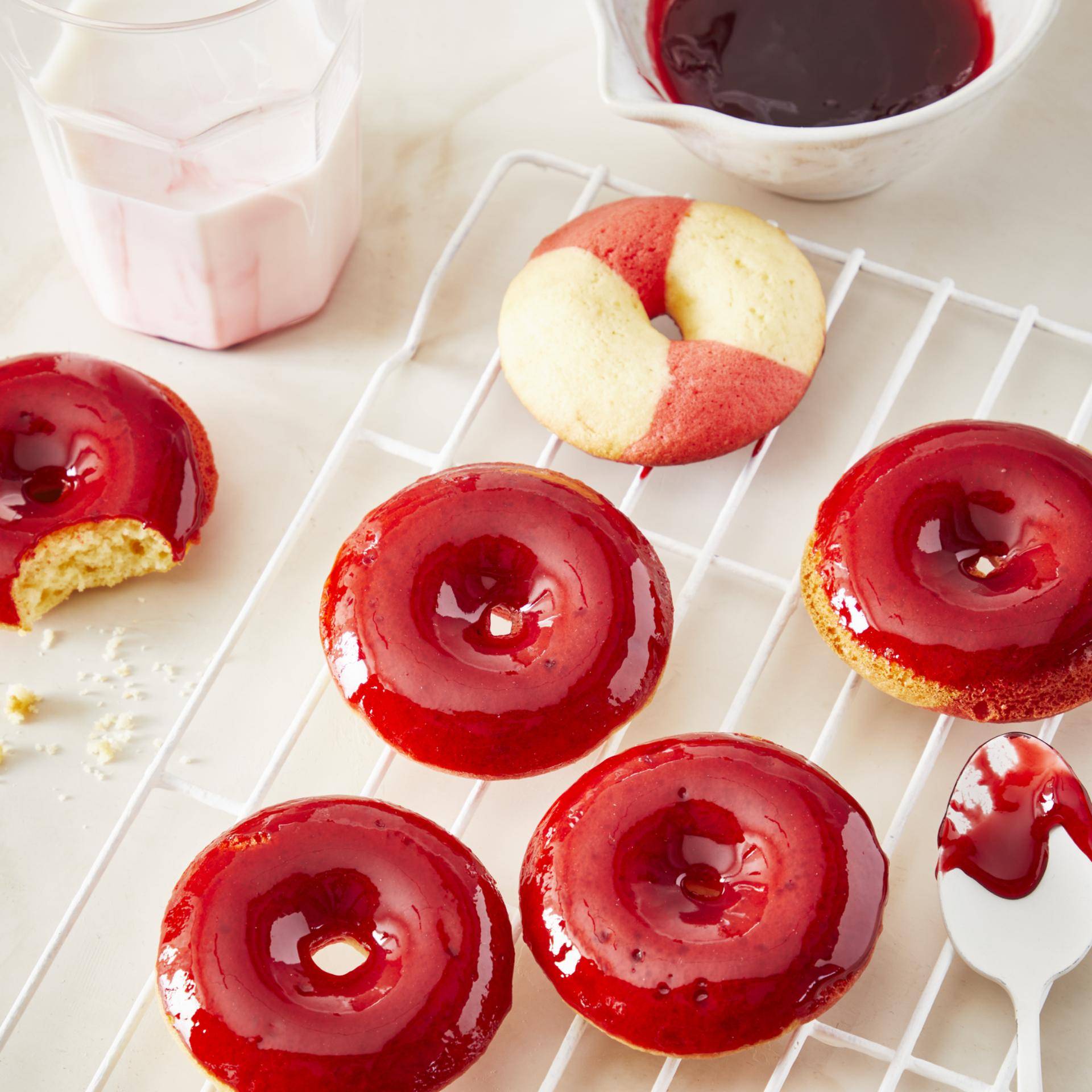 Donuts glacés aux fruits rouges - Recette Moules à gâteaux | Tefal
