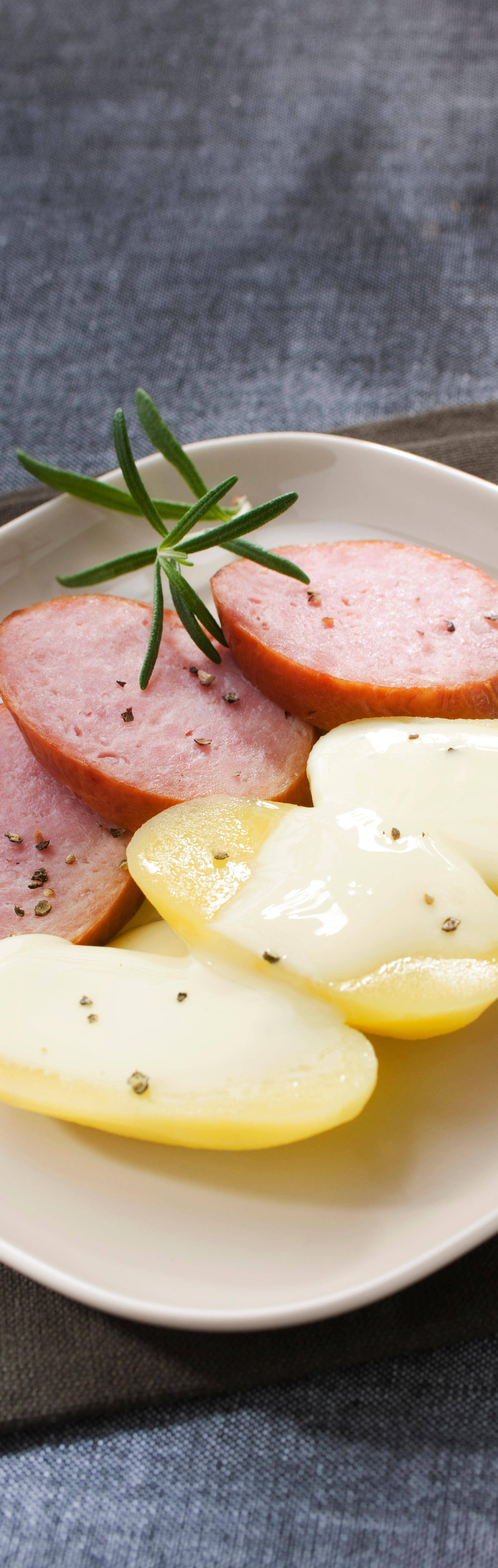 Saucisse de Morteau, pommes de terre vapeur et cancoillotte - Recette undefined | Tefal