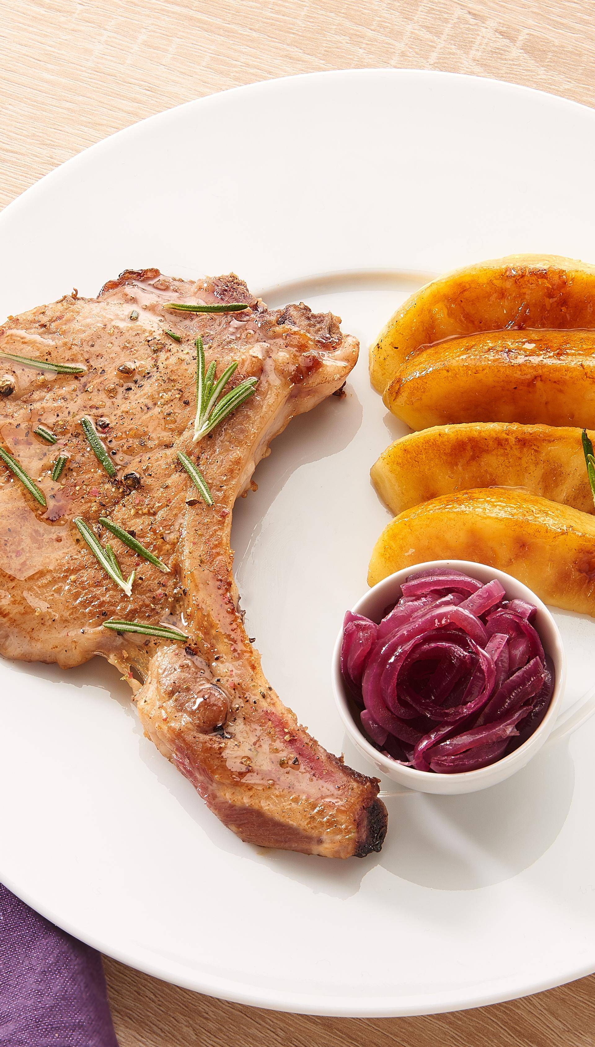 Côtes de porc snackées, pommes et chutney d'oignon rouge - Recette Poêles et Casseroles | Tefal