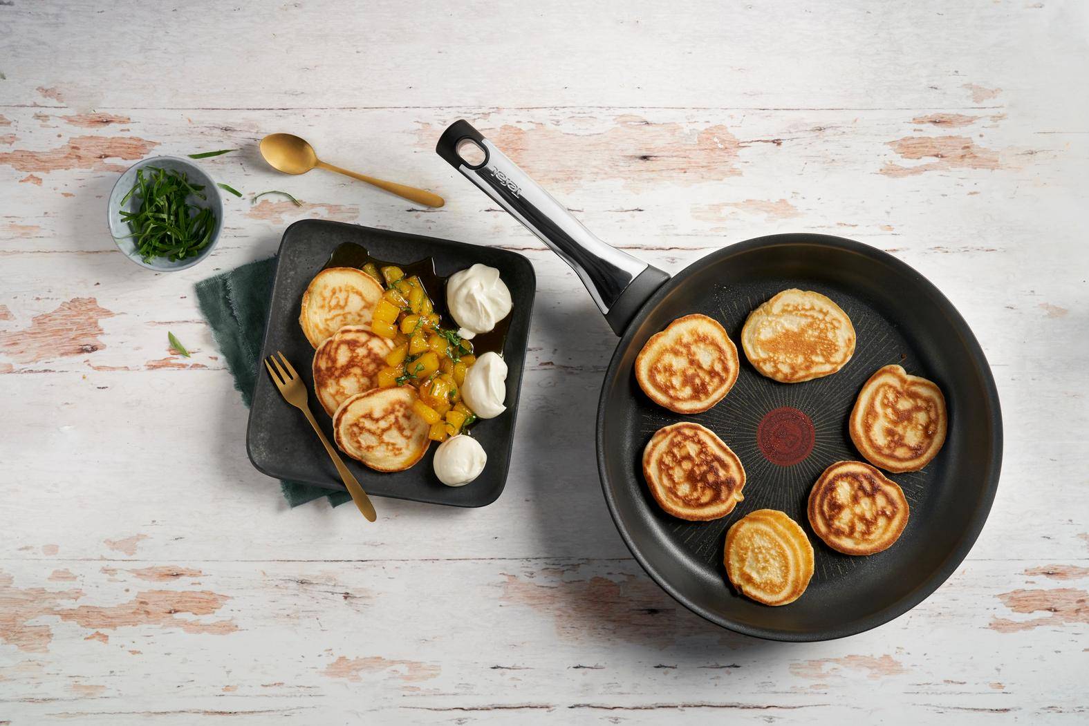 Crêpes de lait ribot, ananas rôti au basilic et crème chocolat blanc - Recette Poêles et Casseroles | Tefal