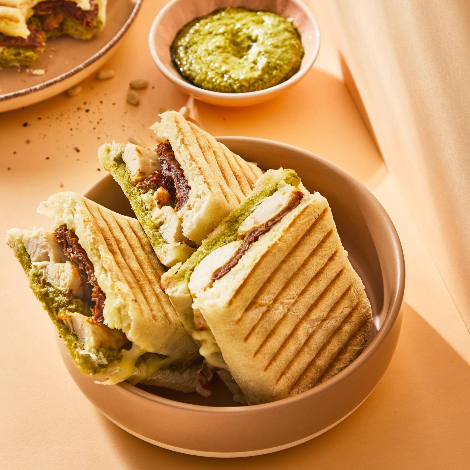 Panini with grilled chicken, pesto and sun-dried tomato - Recepten Snack Collection MECHANICAL | Tefal