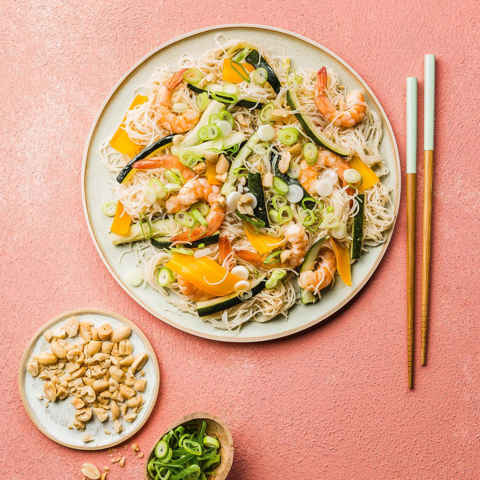 Nouilles chinoises aux légumes et sauce cacahuètes - Recepten Poêles et Casseroles | Tefal