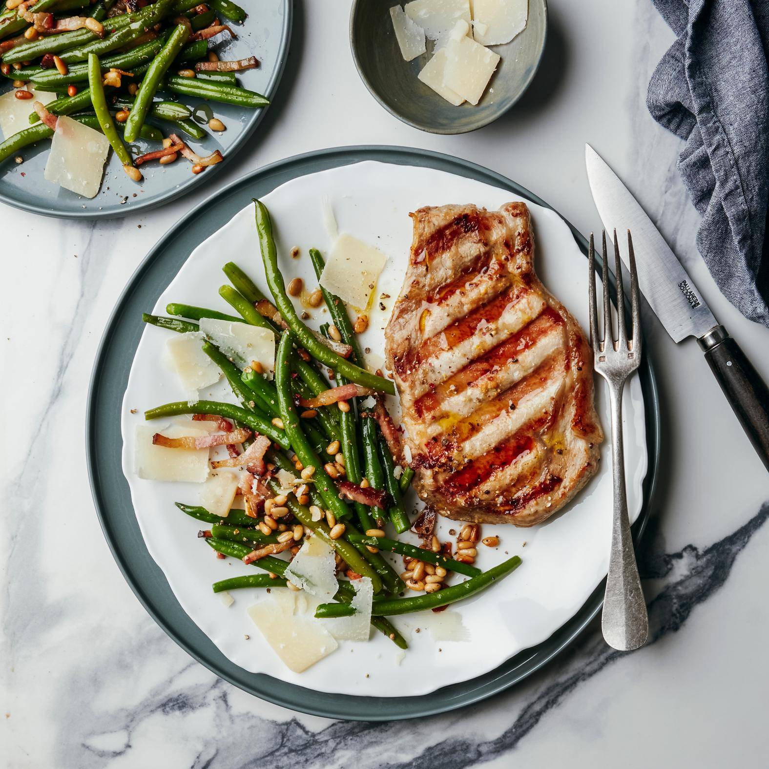 Gegrilde kalfskoteletjes met sperziebonen, bacon en Parmezaanse kaas - Recepten OptiGrill 2in1 | Tefal