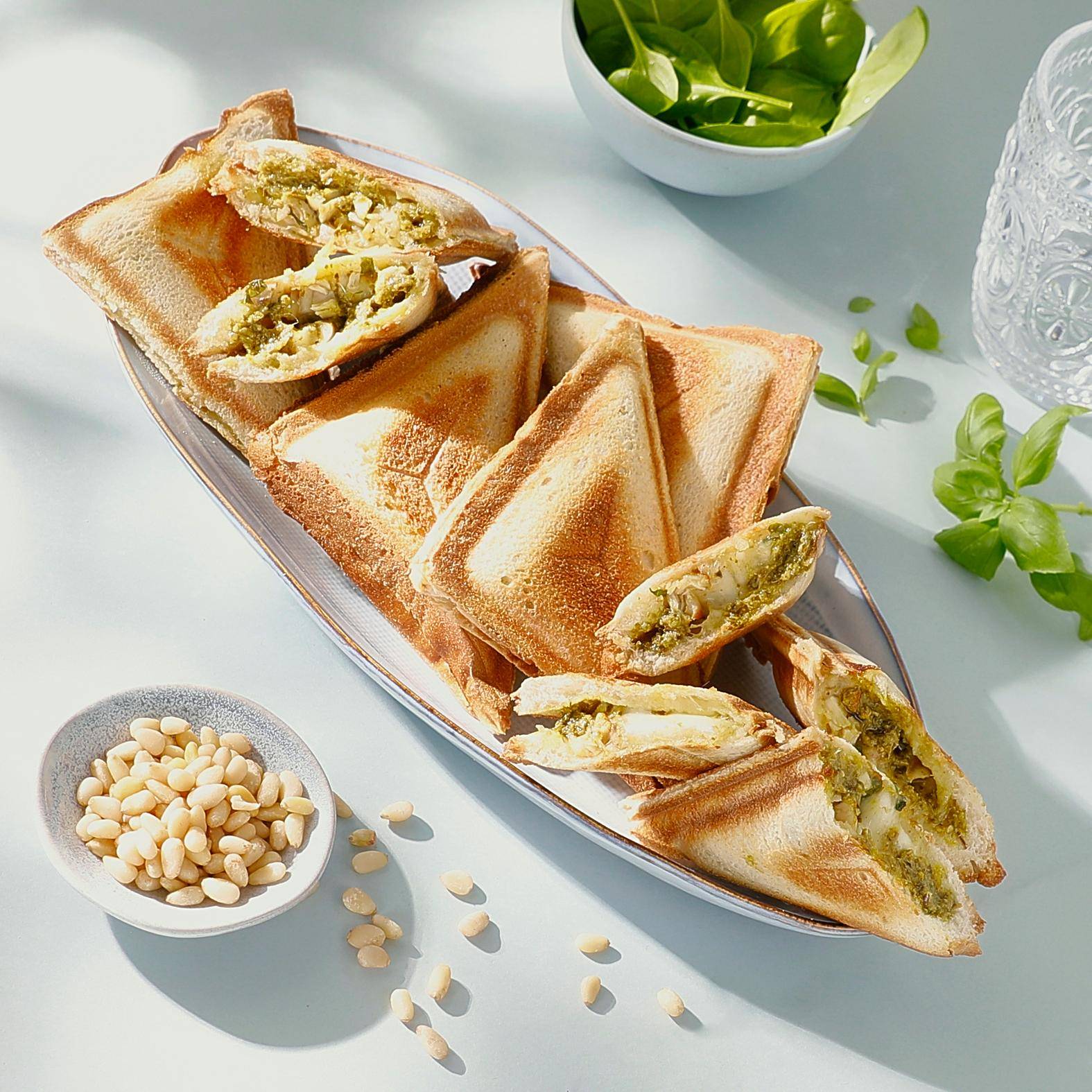 Pesto and chicken triangular toasted sandwich - Recepten Snack Collection MECHANICAL | Tefal