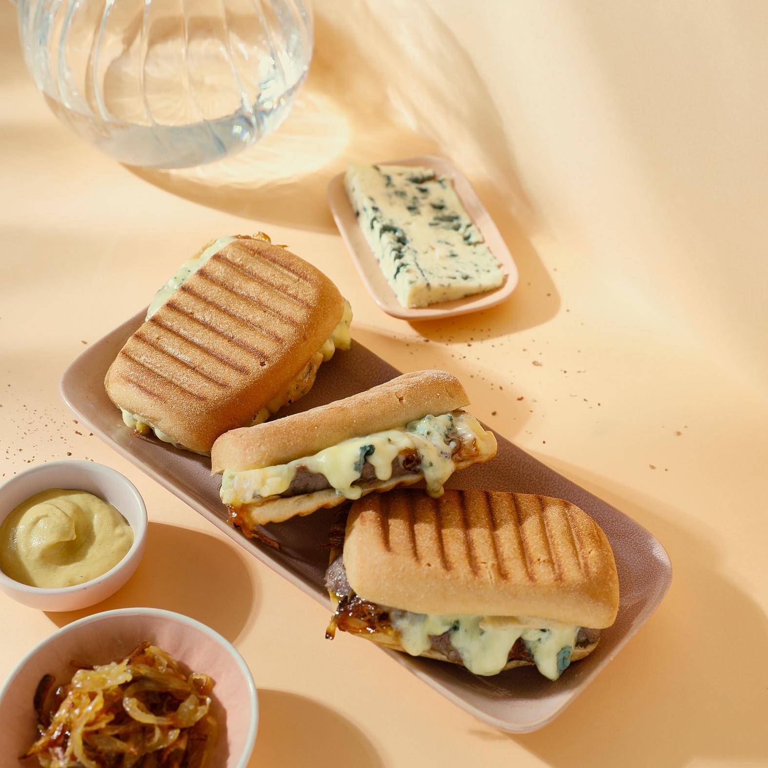 Panini van biefstuk en gekarameliseerde ajuin - Recepten Snack Collection MECHANICAL | Tefal