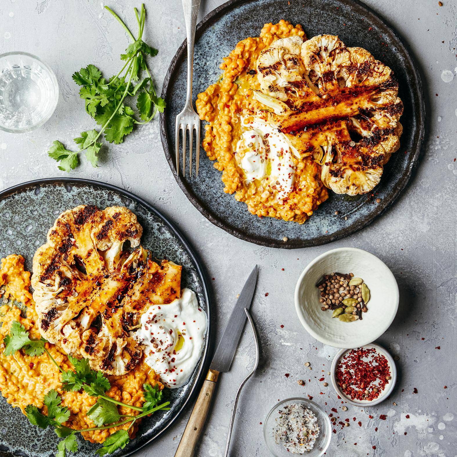 Gegrilde bloemkoolsteak en dahl van rode linzen - Recepten OptiGrill 4in1 | Tefal