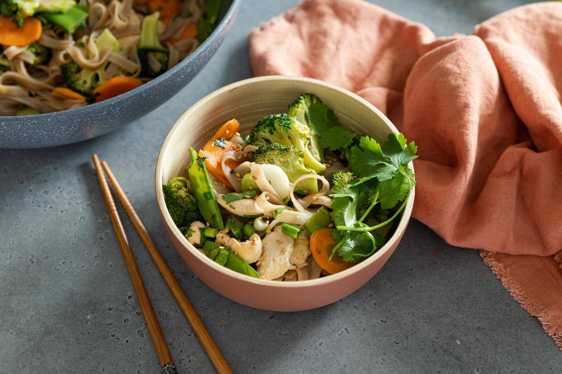 Wok de nouilles au poulet et légumes - Recepten Poêles et Casseroles | Tefal
