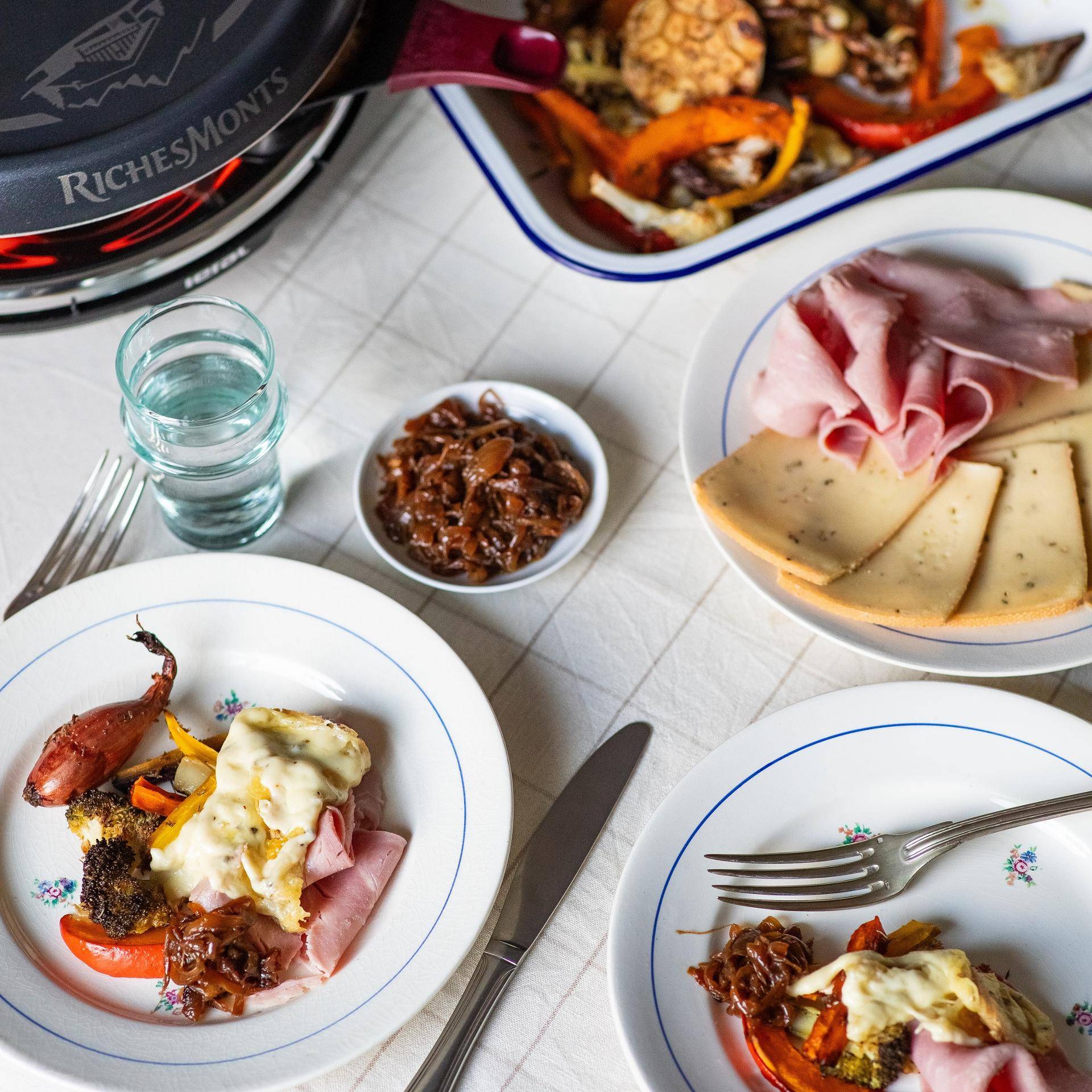 Raclette légumes au four, jambon et compotée d’oignons - Recette Raclettes fondues pierrades | Tefal