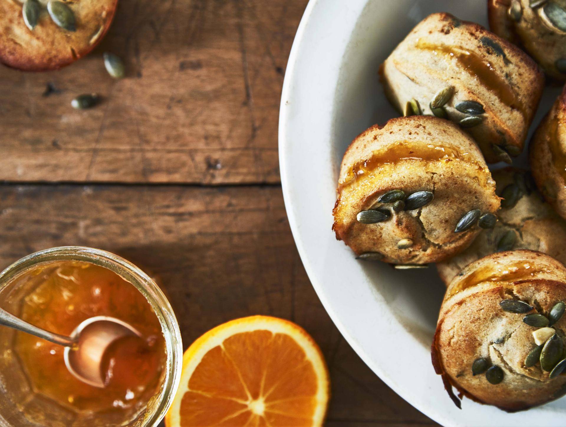 Glutenvrije cakejes met vloeibare sinaasappelvulling en pompoenzaadjes - Recepten Cake Factory | Tefal