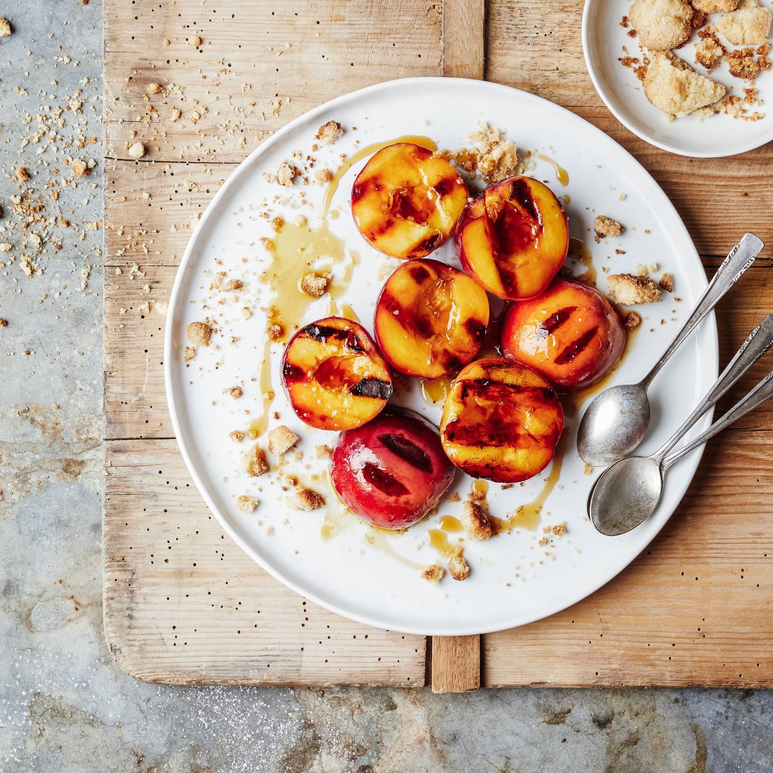 Pêches grillées au sirop d'érable et crumble aux amandes - Recette OptiGrill 2in1 | Tefal