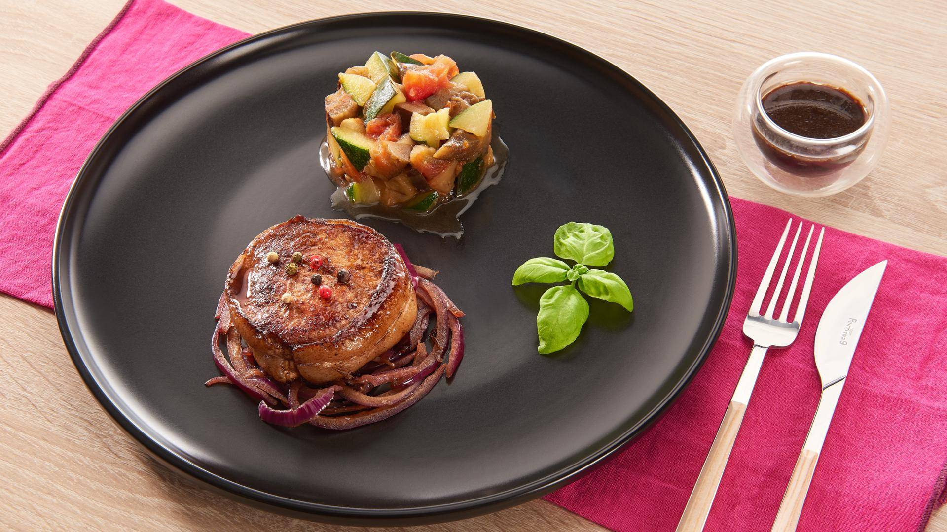 Médaillons de veau caramélisés au vinaigre balsamique et oignon rouge, ratatouille - Recepten Poêles et Casseroles | Tefal
