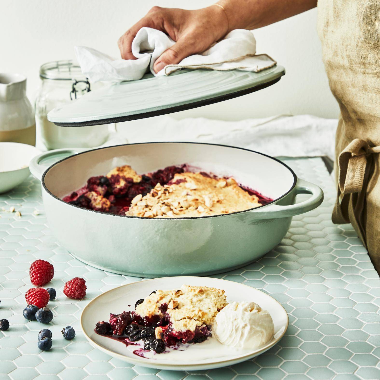 Cobbler aux fruits rouges, poivre de Timut et citron vert - Recette Poêles et Casseroles | Tefal