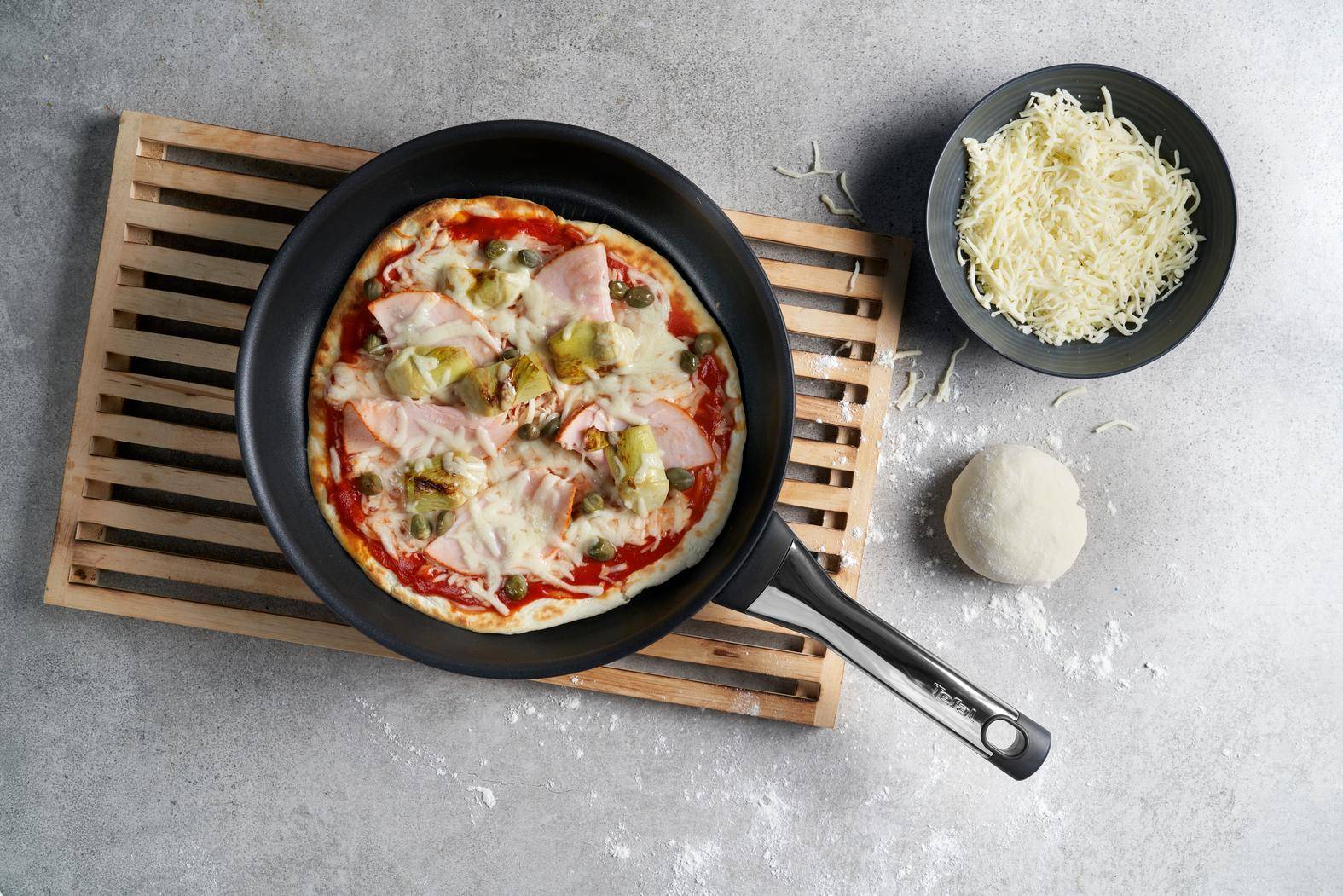 Pizza à la poêle avec poitrine de dinde, artichaut et câpres - Recepten Poêles et Casseroles | Tefal
