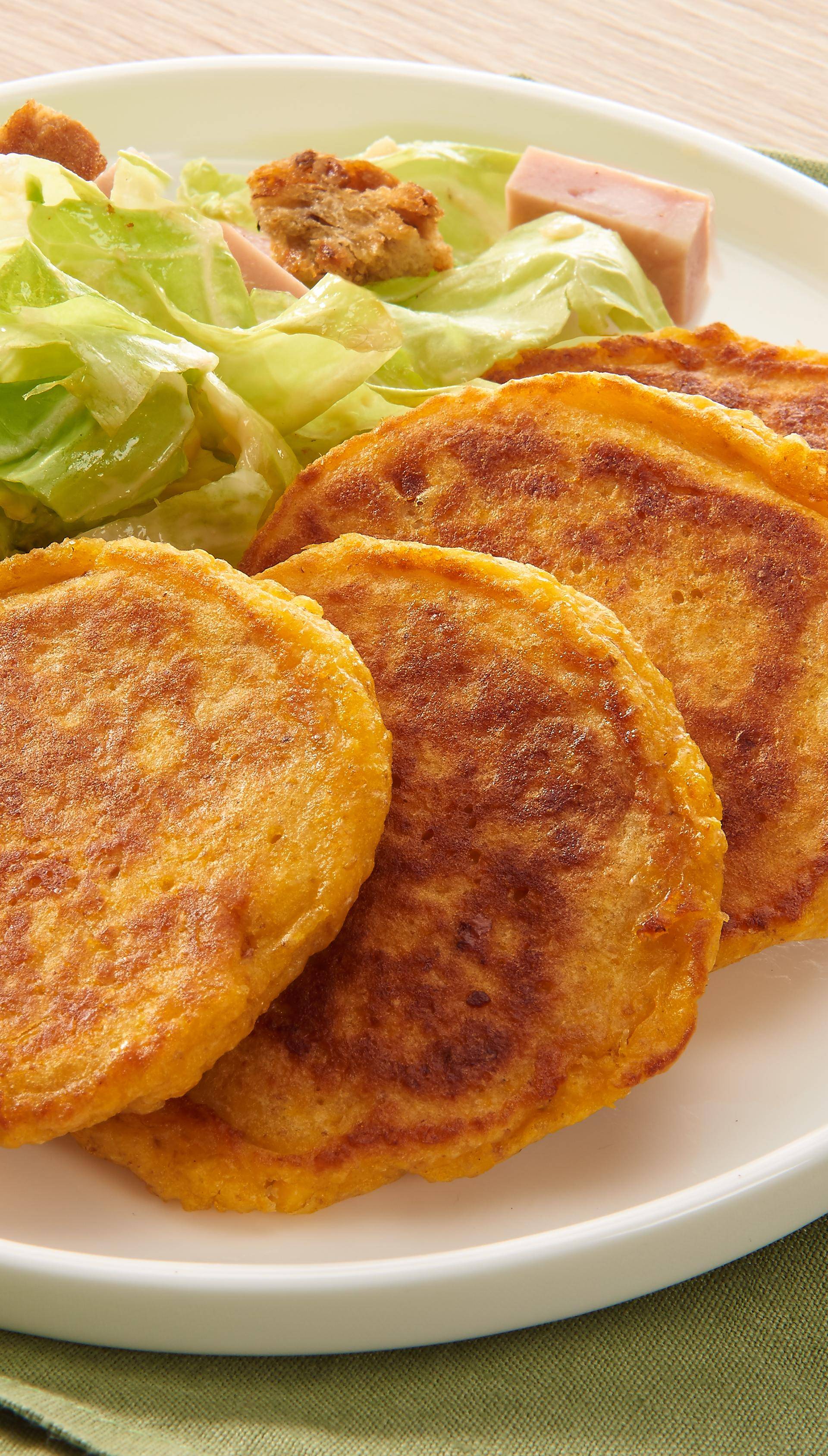 Croquettes de maïs au piment, romaine sauce caesar et mortadelle - Recette Poêles et Casseroles | Tefal