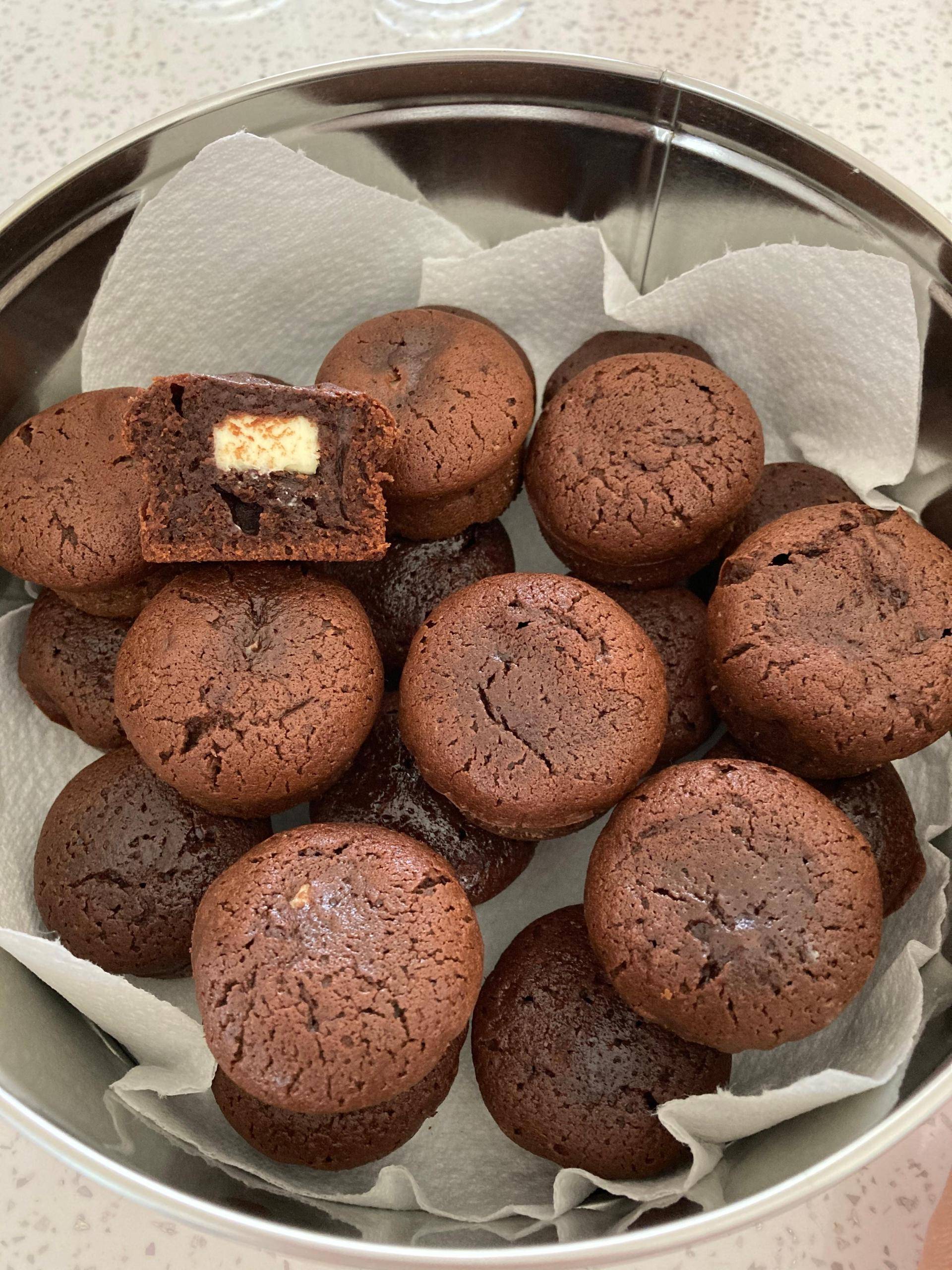 Petits gâteaux au chocolat cœur chocolat blanc - Recette Cake Factory | Tefal