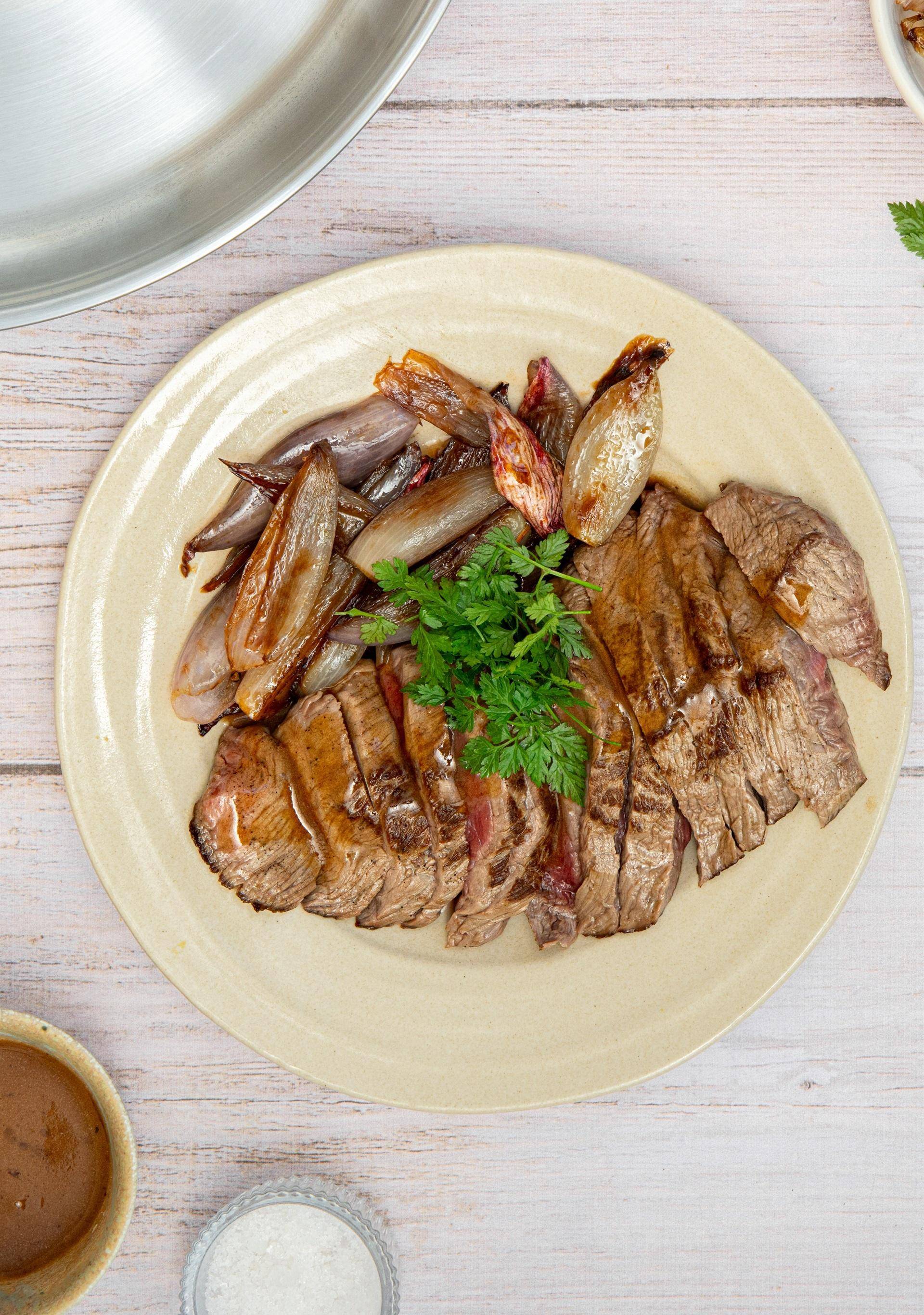 Pavé de bœuf, échalotes confites & jus réduit - Recette Poêles et Casseroles | Tefal