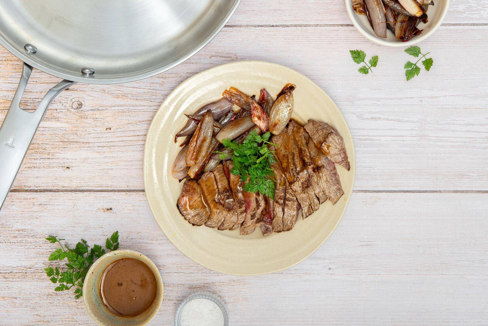 Pavé de bœuf, échalotes confites & jus réduit - Recette Poêles et Casseroles | Tefal
