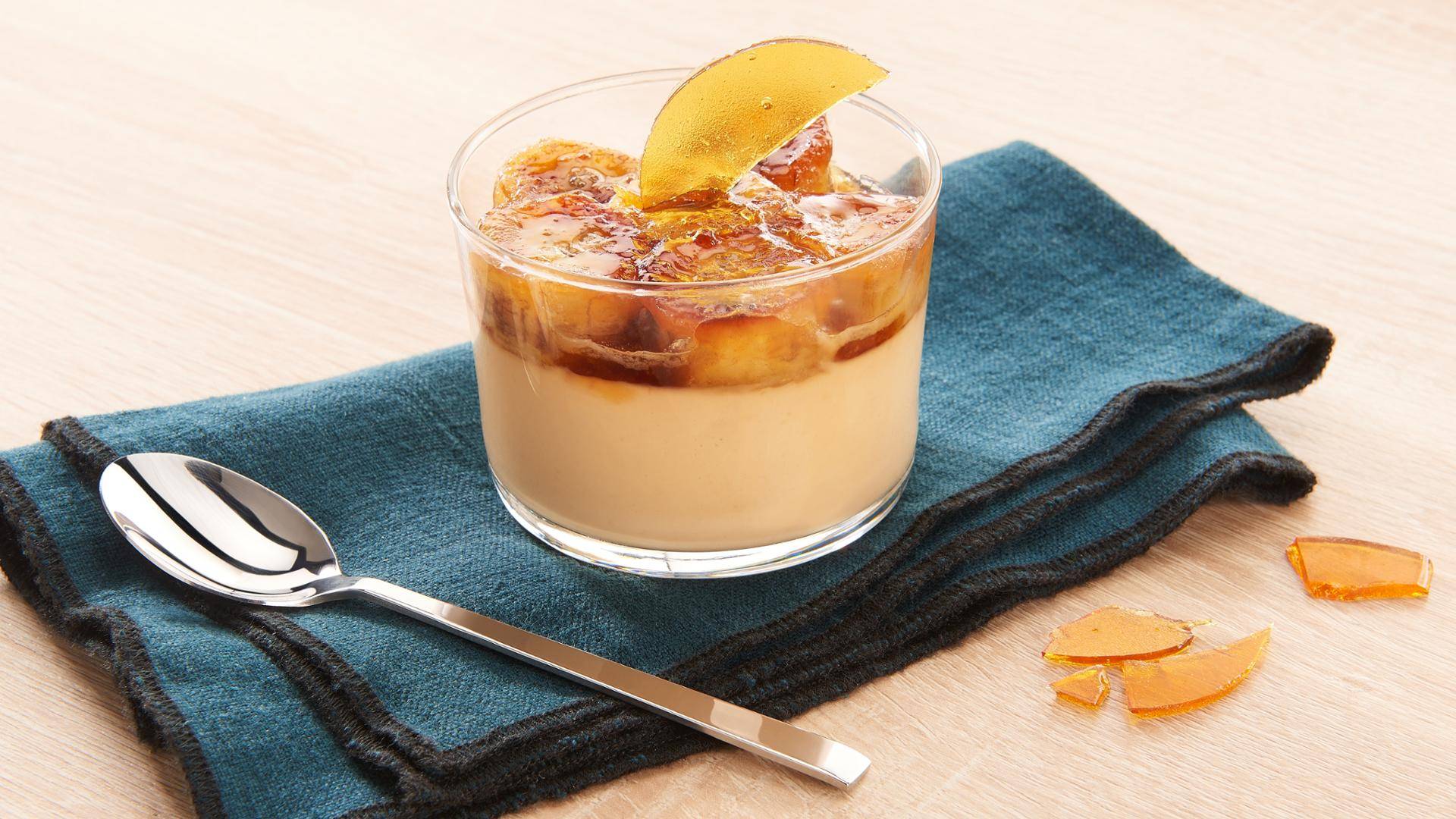 Ramequins de crème au caramel au beurre salé et bananes flambées - Recepten Poêles et Casseroles | Tefal