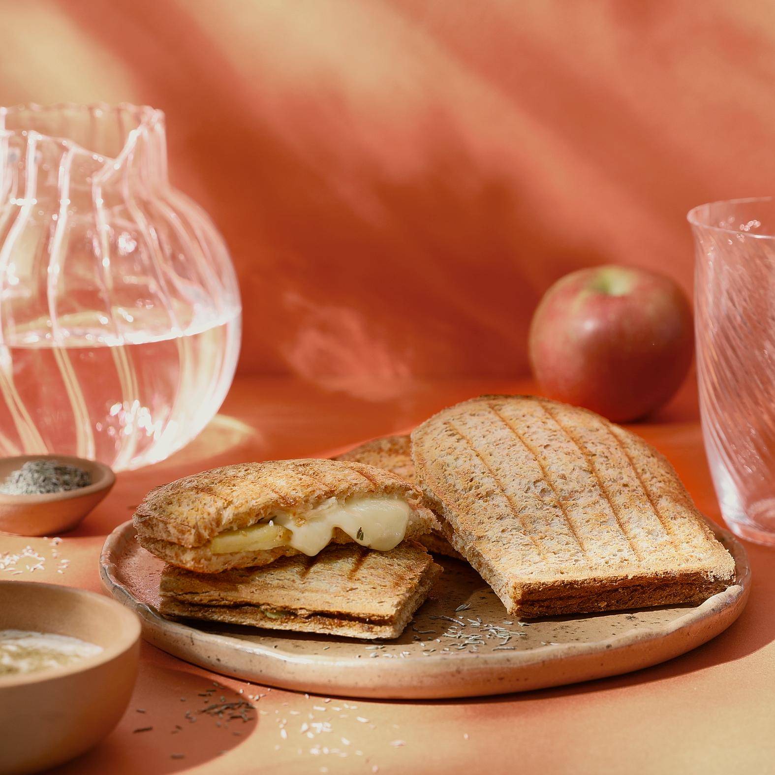 Zoetzuur geroosterd broodje met brie en appel - Recepten Snack Collection MECHANICAL | Tefal