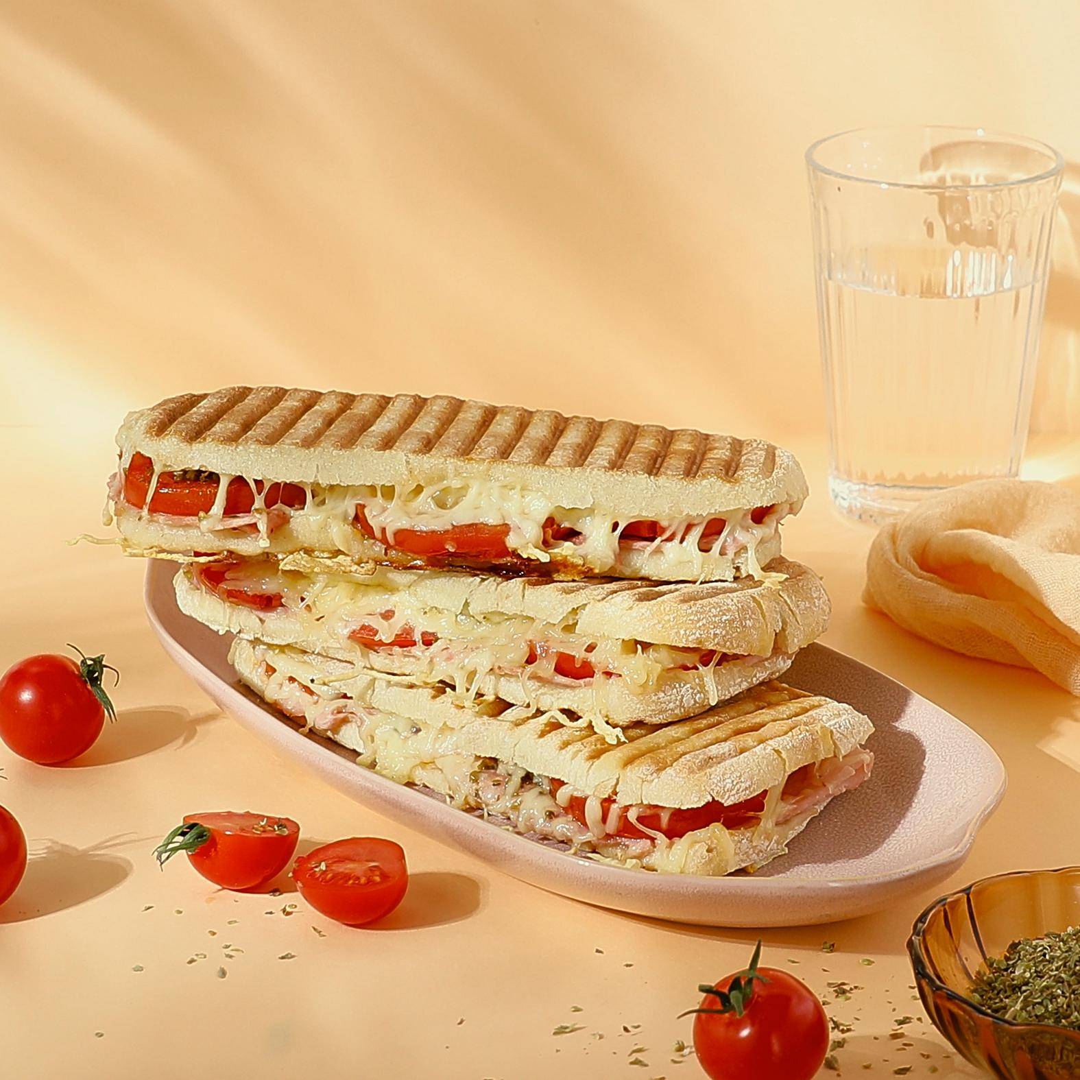 Mozzarella, basil and tomato panini - Recepten Snack Collection MECHANICAL | Tefal
