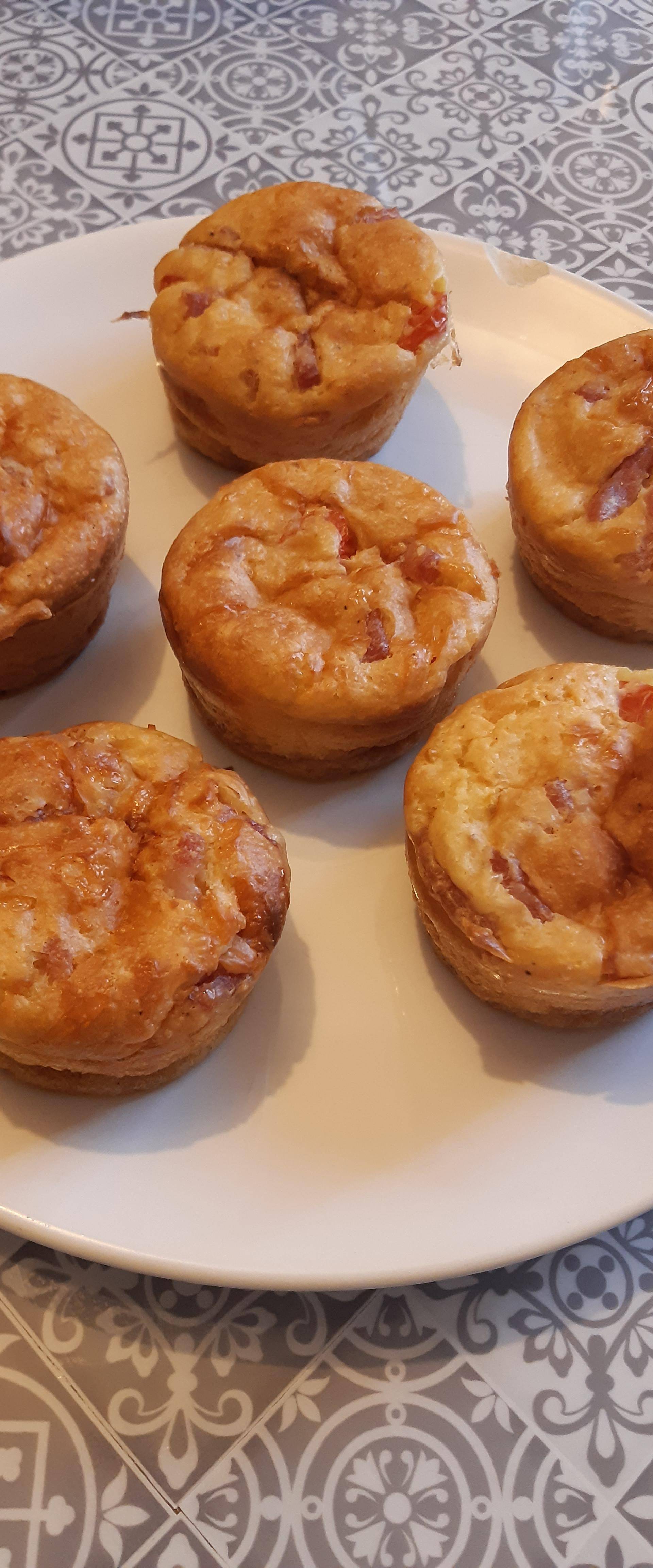 Muffin lardons ,tomates cerise et gruyère - Recette Cake Factory | Tefal