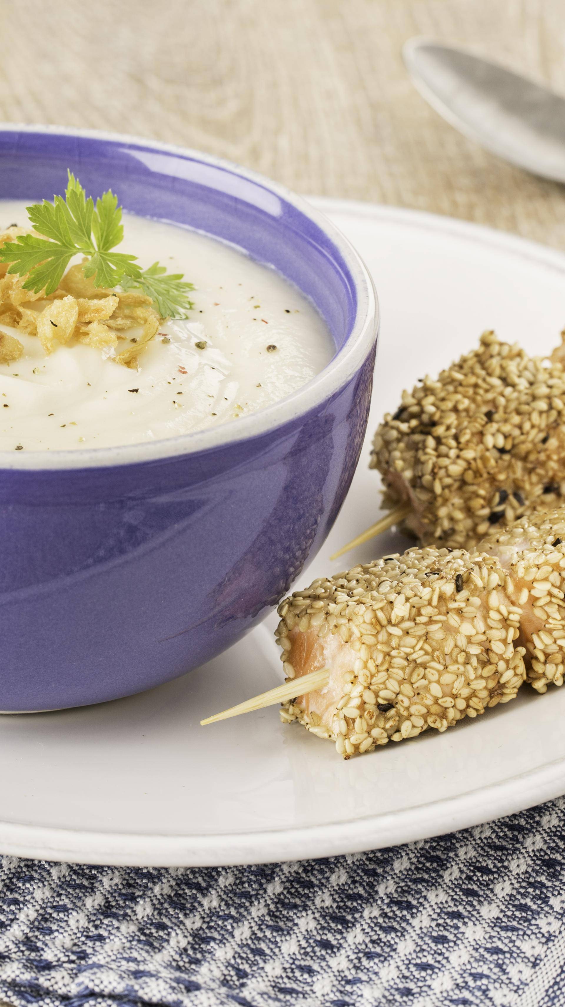 Crème de chou-fleur et brochettes de saumon au sésame - Recette undefined | Tefal