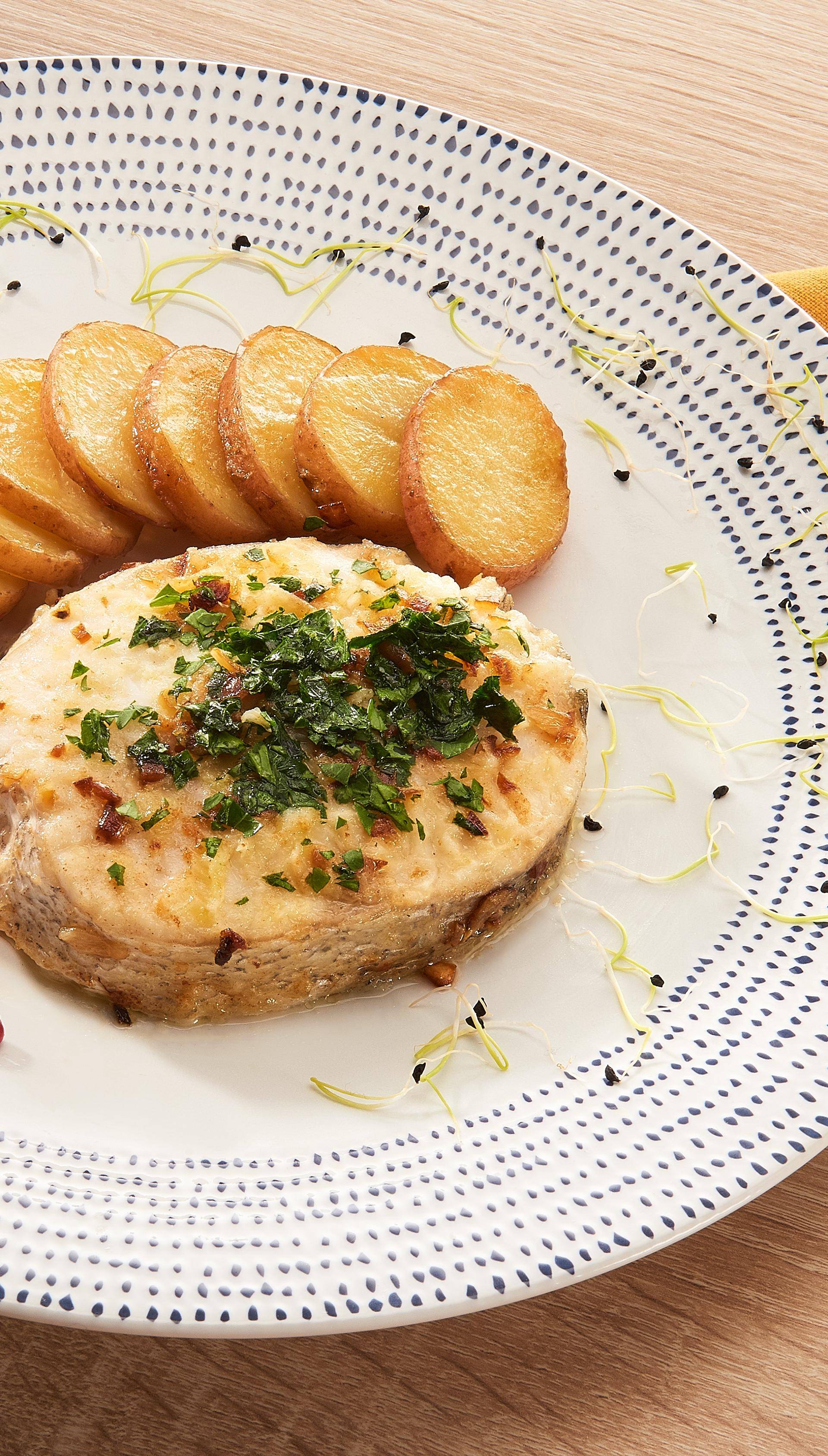 Darnes de merlu poêlées, beurre à l'ail et pommes de terre sautées - Recette Poêles et Casseroles | Tefal