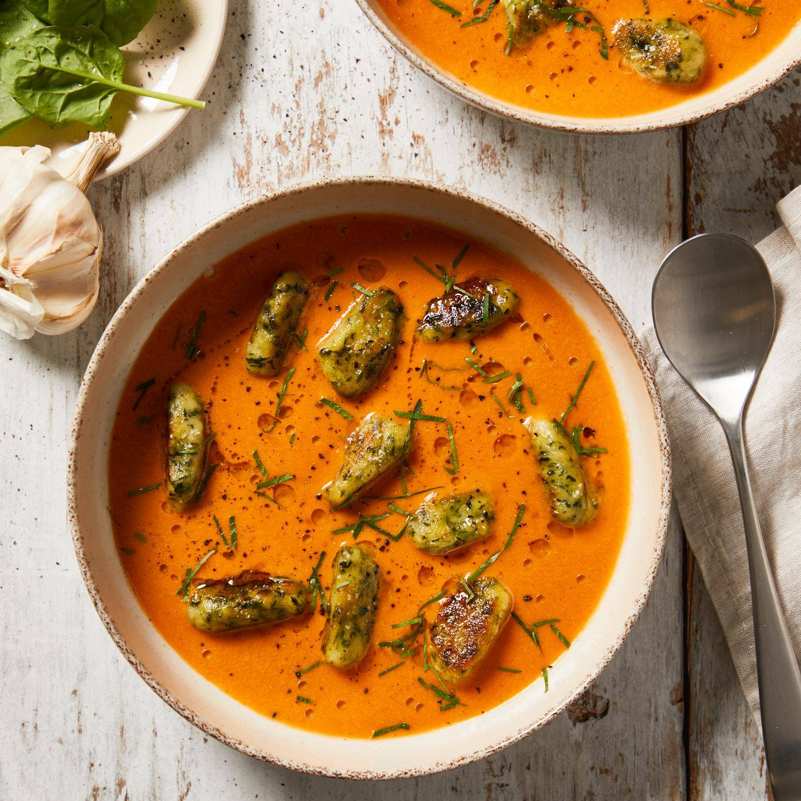 Gnocchis maison aux épinards, soupe crémeuse à la tomate - Recepten Poêles et Casseroles | Tefal