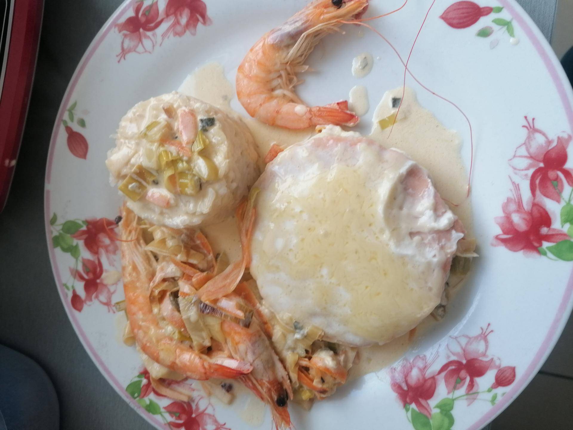 Médaillon de saumon, crevettes avec fondue de poireau juliennes de carotte à la crème - Recepten Cake Factory | Tefal