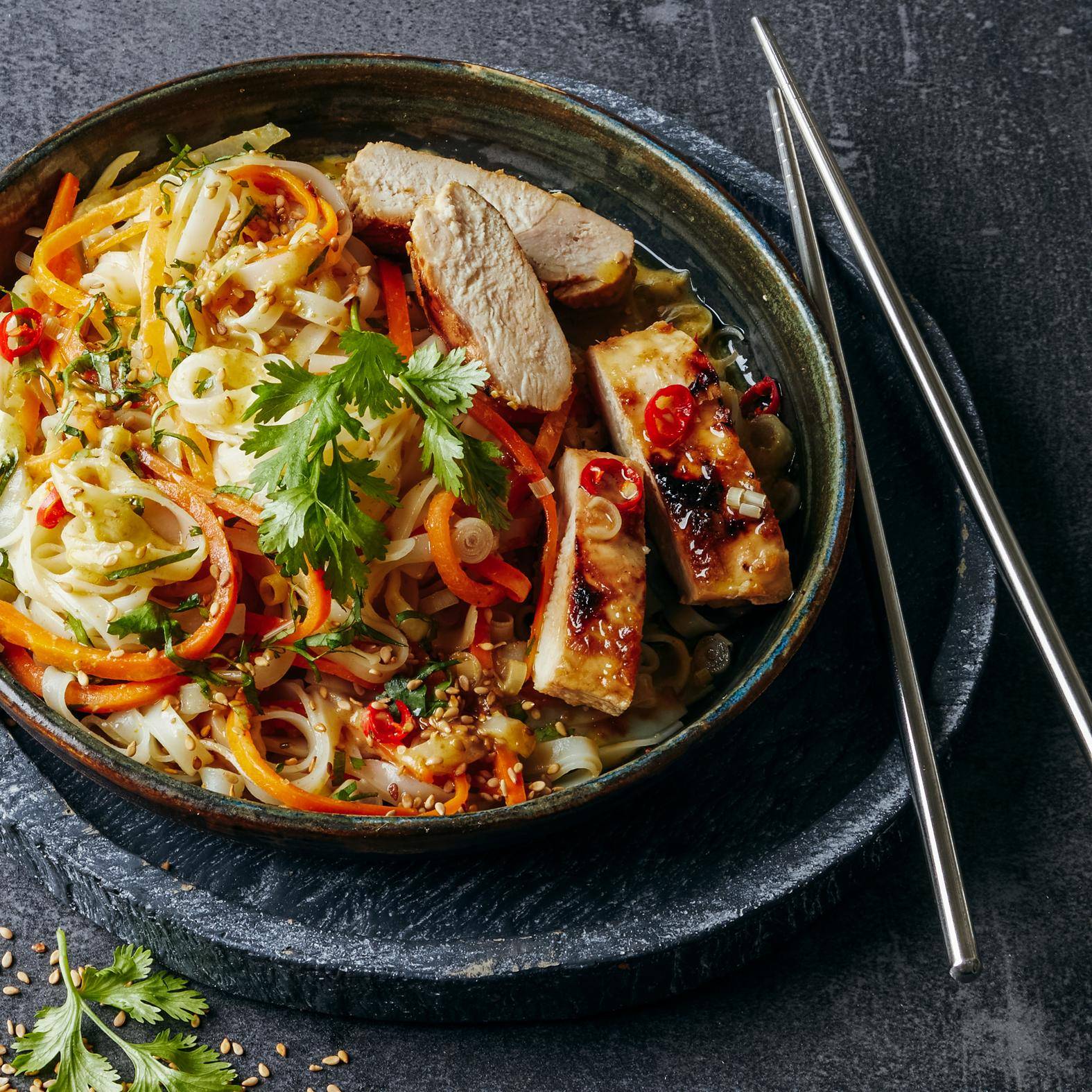 Gegrilde kip met citroengras en noedels in groene curry - Recepten OptiGrill 4in1 | Tefal