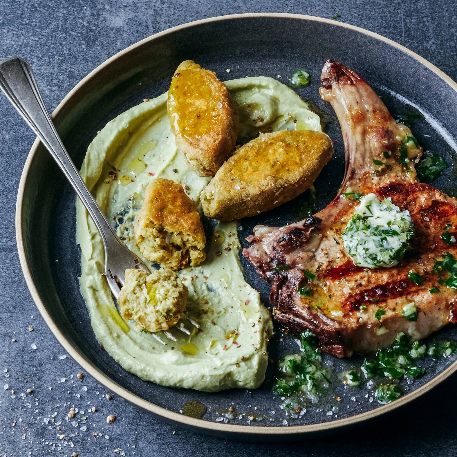 Côtes de porc au beurre d'ail et falafel à l'avocat - Recette OptiGrill 2in1 | Tefal