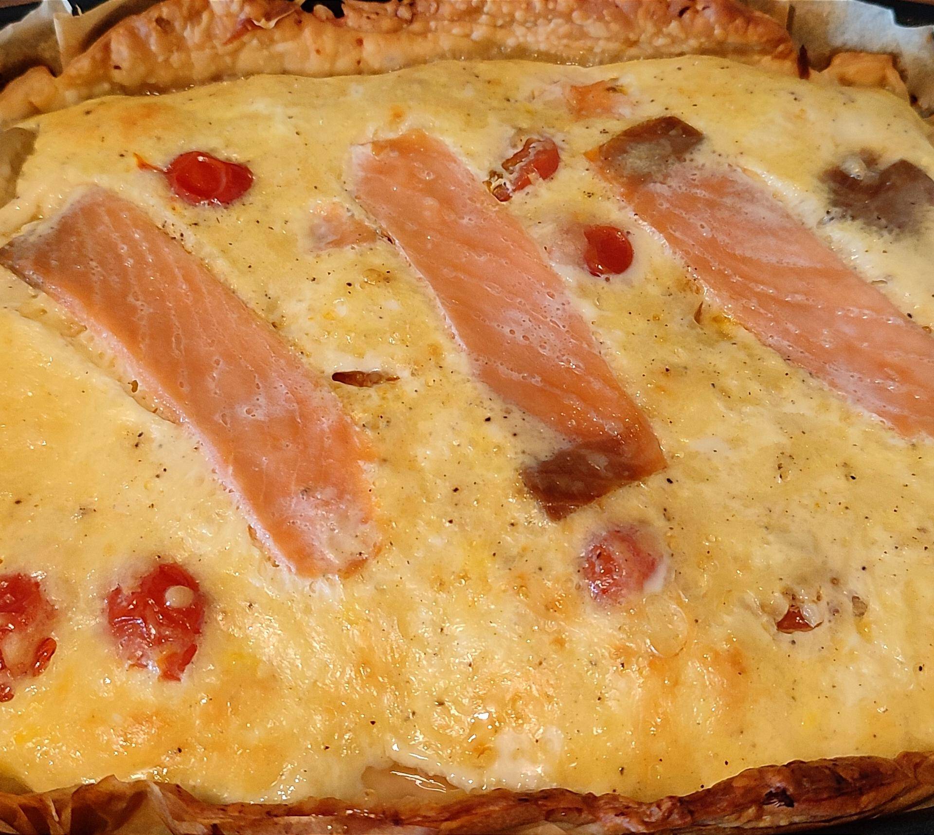 Tarte au saumon et thon accompagnée de tomates cerises - Recette Cake Factory | Tefal