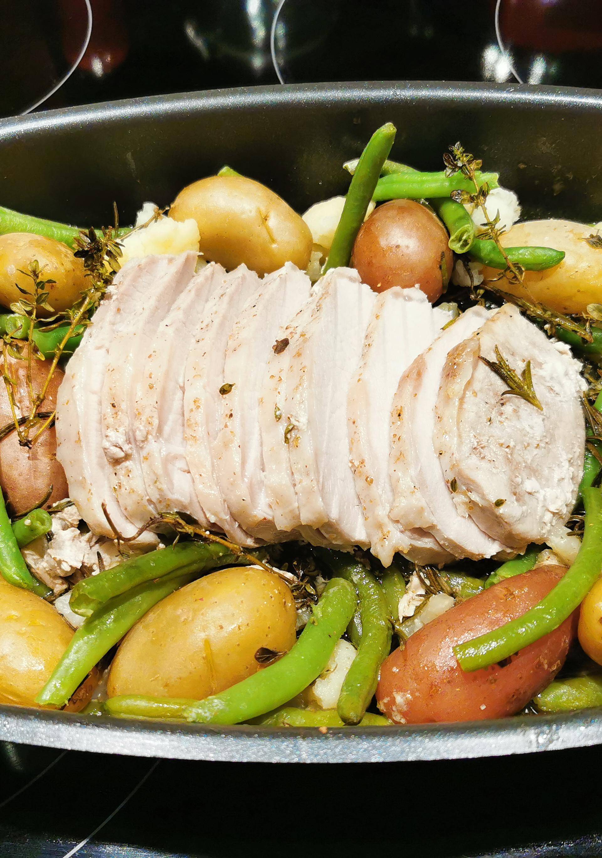 Rôti de porc, pommes de terres grenailles et légumes - Recette Cake Factory | Tefal